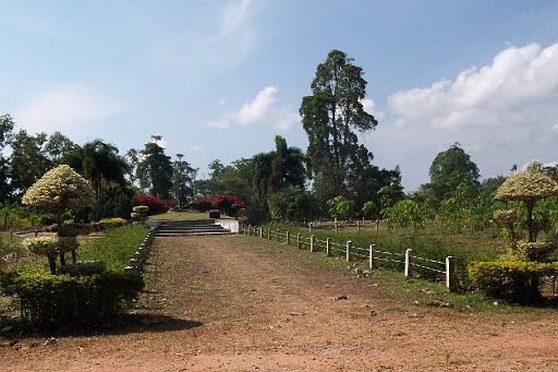 Farm 03.jpg - Zugang zum Denkmal