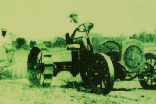 Farm 09.jpg - Der erste Traktor Thailands - Bild im Museum