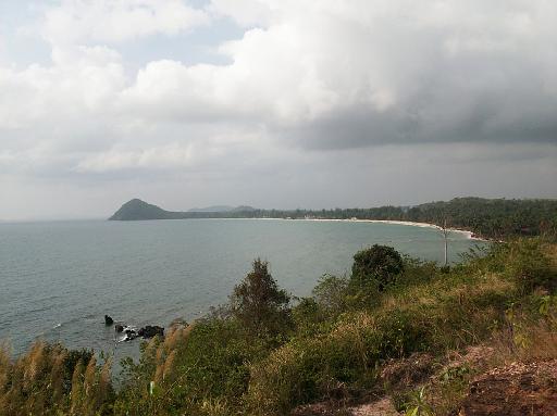 Rad 17.jpg - Fahrt nach Norde - das Cabana Resort liegt rechts neben dem Peak - unsere Bucht